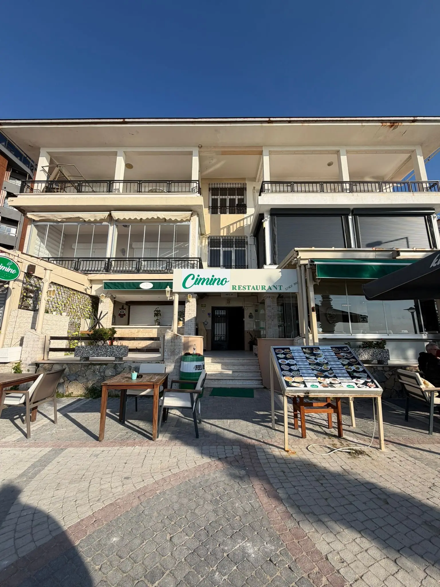 Cimino Restaurant Cafe & Bar Kuşadası sahil restoran görünümü ve gün batımı akşam yemeği atmosferi