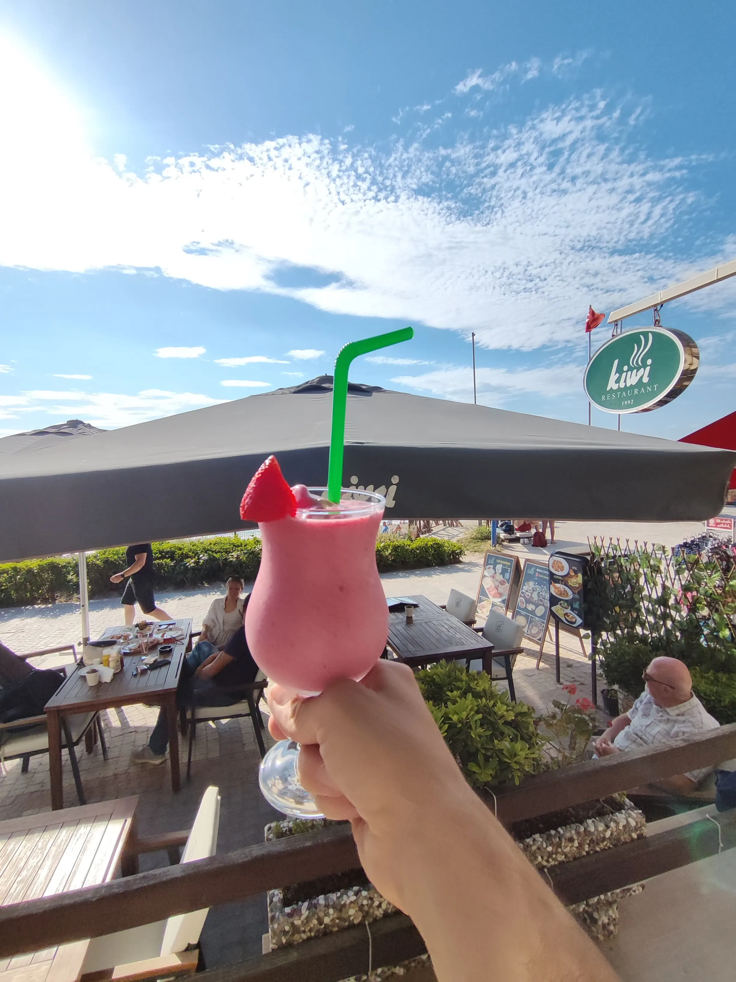 Cimino Restaurant Cafe & Bar sahil akşamı içecek sunumu